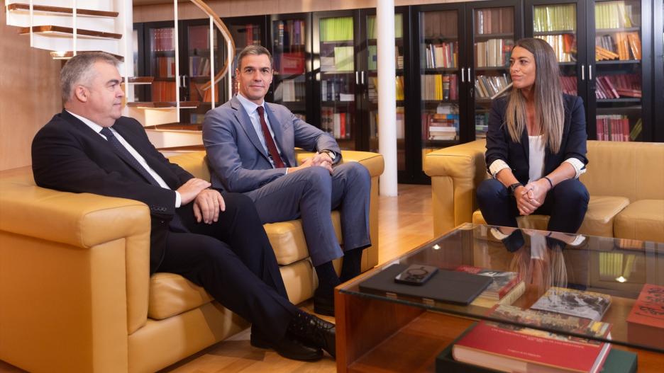 El secretario de Organización del Partido Socialista, Santos Cerdán y el presidente del Gobierno en funciones, Pedro Sánchez, con la diputada de Junts, Miriam Nogueras.