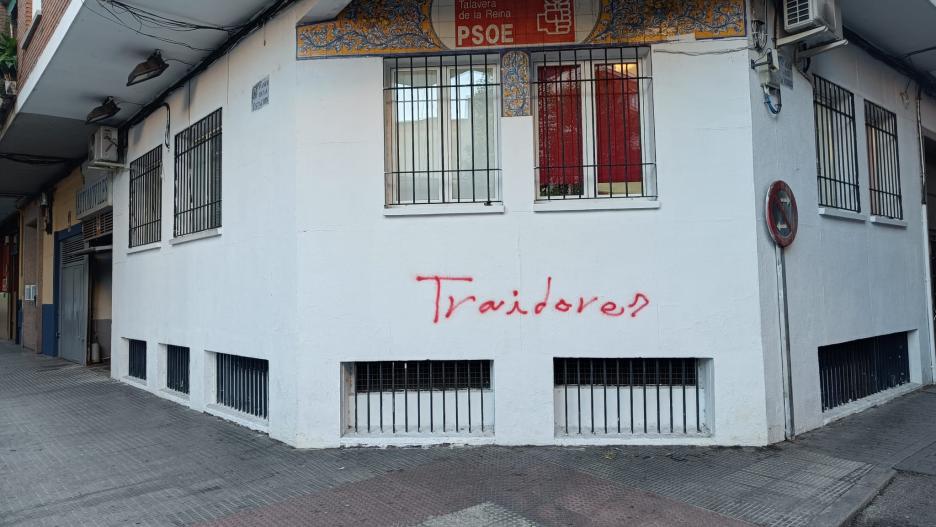 Pintadas aparecidas en la sede de la Agrupación Local del PSOE de Talavera de la Reina.