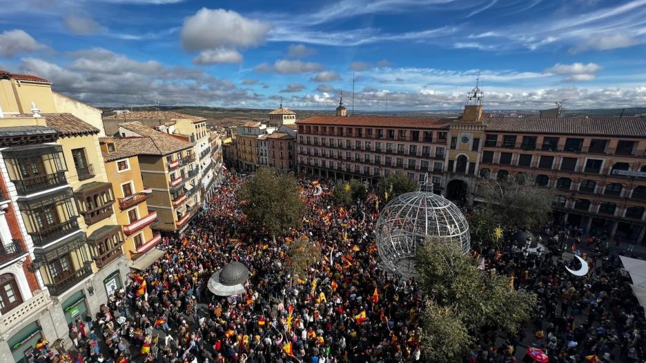 Miles de personas se reúnen en la plaza de Zocodover, en Toledo, para protestar contra la Ley de Amnistía.