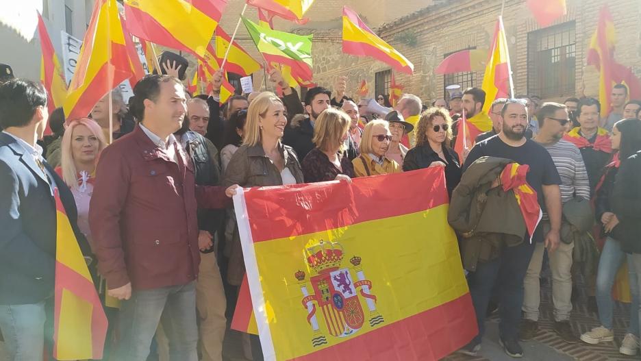 Cargos de Vox en la protesta contra la amnistía ante la puerta de la sede del PSOE en Toledo.
