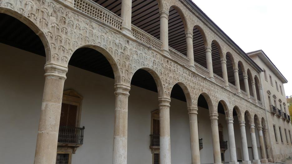 La galería de Poniente del Palacio del Infantado recupera el forjado original de madera.