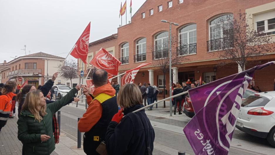 Un centenar de trabajadores de la logística que viven su segundo día de huelga se encuentran a las puertas de la casa de la cultura de Cabanillas del campo donde se celebra el foro Logistic Spain
