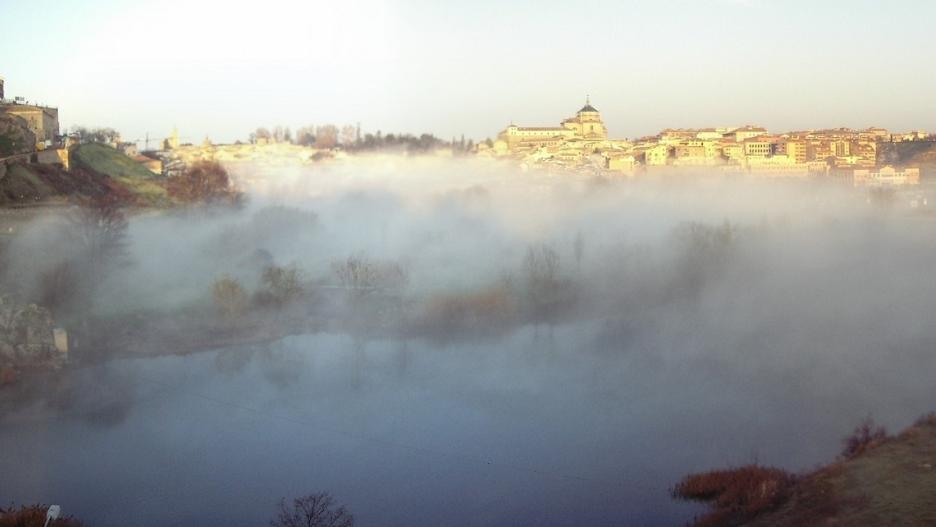 Toledo ha vuelto a amanecer este lunes con niebla.