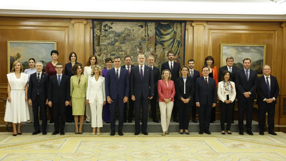 El rey Felipe y el presidente del Gobierno, Pedro Sánchez, posan para la foto de familia junto a los miembros del nuevo Ejecutivo.