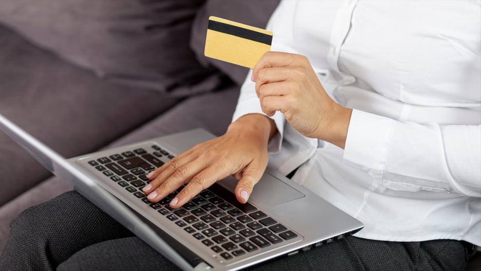 Compra por internet, portátil, tarjeta de crédito, comercio electrónico.
CPEIG
20/11/2023