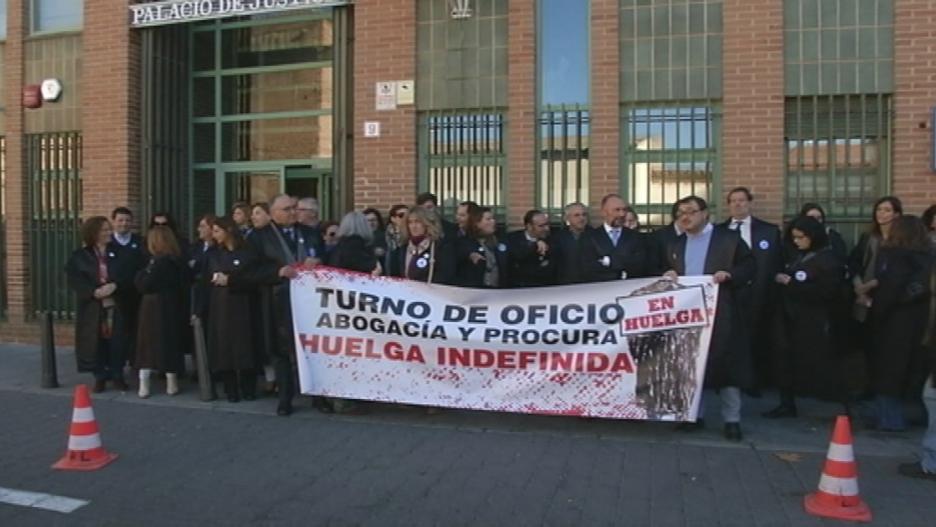Casi un centenar de procuradores y abogados de oficio se manifiestan frente al Palacio de Justicia en Talavera de la Reina.