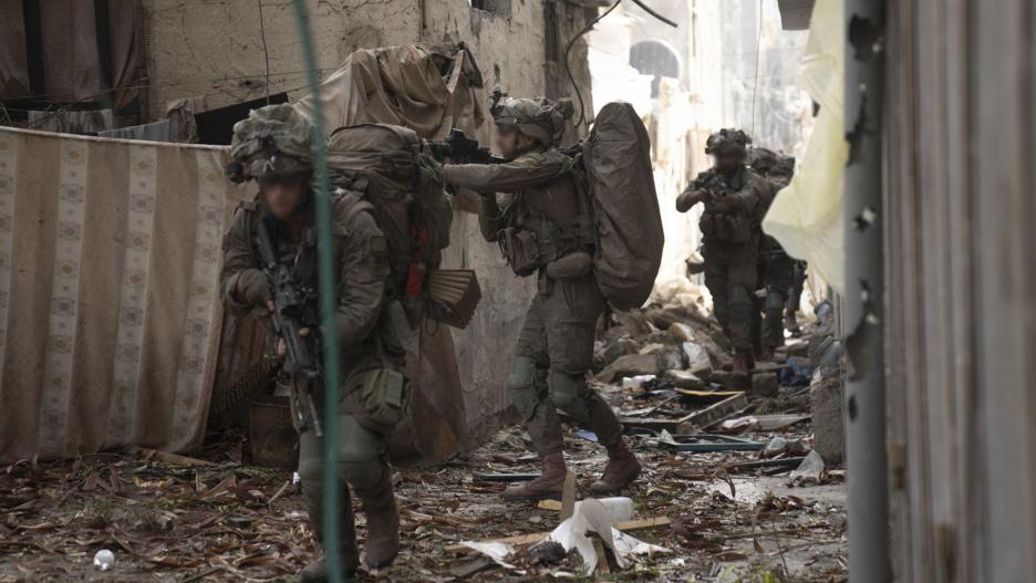 SHATI, 23/11/2023.- Imágenes de cámara corporal de la Unidad de Fuerzas Especiales Egoz que opera en Gaza. Como parte de la actividad operativa en el norte de la Franja de Gaza, la unidad de fuerzas especiales Egoz llevó a cabo redadas contra objetivos terroristas en el área de Shati en el corazón de la ciudad de Gaza. Como parte de su actividad operativa, guiadas por información de inteligencia precisa, las fuerzas atacaron objetivos estratégicos de Hamás y destruyeron infraestructura terrorista. Además, utilizando inteligencia de alta calidad, las fuerzas dirigieron fuego desde el aire para atacar edificios con trampas explosivas que representaban un peligro para los soldados, los terroristas y las reservas de armas utilizadas por los terroristas de Hamás. Los soldados de la unidad localizaron muchas armas: municiones, cinturones explosivos y granadas. EFE/ Ejército Israelí SOLO USO EDITORIAL/SOLO DISPONIBLE PARA ILUSTRAR LA NOTICIA QUE ACOMPAÑA (CRÉDITO OBLIGATORIO)