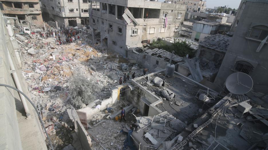 October 8, 2023, Rafah, Gaza Strip, Palestinian Territory: Palestinians inspect the ruins of a building destroyed in Israeli airstrikes in Rafah in the southern of Gaza strip, on October 8, 2023. A total of 572 Palestinians have been killed as by Israeli occupation forces and settlers since the beginning of this year, including 313 during the ongoing Israeli aggression on Gaza, the Ministry of Health said in a report today
Europa Press/Contacto/Mahmoud Fareed
(Foto de ARCHIVO)
08/10/2023