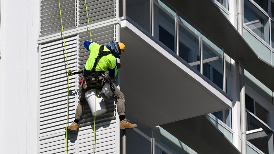 Obrero realizando trabajos en altura