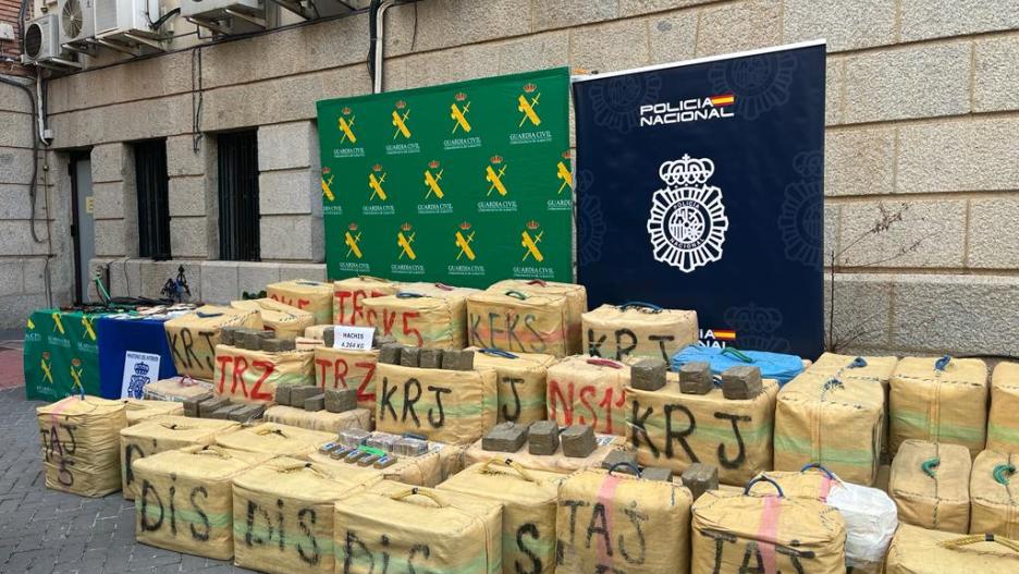 Los miembros de dicha organización también distribuían todo tipo de drogas (cocaína, heroína, hachís, marihuana y MDMA) a traficantes locales y clientes