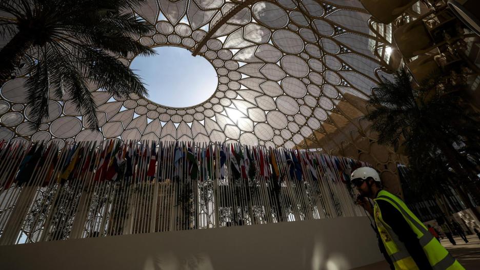 Dubai (United Arab Emirates), 30/11/2023.- A man walks inside Al Wasl Dome at Expo City Dubai, the venue of the 2023 United Nations Climate Change Conference (COP28), in Dubai, UAE, 30 November 2023. The 2023 United Nations Climate Change Conference (COP28), runs from 30 November to 12 December, and is expected to host one of the largest number of participants in the annual global climate conference as over 70,000 estimated attendees, including the member states of the UN Framework Convention on Climate Change (UNFCCC), business leaders, young people, climate scientists, Indigenous Peoples and other relevant stakeholders will attend. EFE/EPA/ALI HAIDER