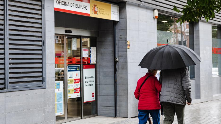 Dos mujeres con paraguas pasan por la oficina del paro de Paseo de las Acacias, a 26 de octubre de 2023, en Madrid (España). El paro subió en 92.700 personas en el tercer trimestre del año, lo que supone un 3,3% más que en el trimestre anterior y su mayor repunte en valores absolutos en un tercer trimestre desde el verano de 2020, en plena pandemia. El total de desempleados subió así hasta los 2.855.200 personas y la tasa de paro avanzó dos décimas, hasta el 11,84%, según los datos de la Encuesta de Población Activa (EPA) publicados este jueves por el Instituto Nacional de Estadística (INE). Según el INE, el número de asalariados superó por primera vez los 18 millones de personas en el tercer trimestre tras aumentar en 266.000 personas (+1,5%), de los que 232.100 tenían contrato indefinido (+1,6%).
26 OCTUBRE 2023;PARO;RESULTADOS;POBLACIÓN ACTIVA;DESEMPLEADOS;SEPE
Carlos Luján / Europa Press
(Foto de ARCHIVO)
26/10/2023