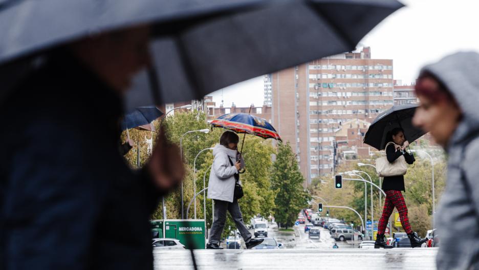 Varias personas se protegen de la lluvia con paraguas, a 2 de noviembre de 2023, en Madrid (España). La Agencia Estatal de Meteorología (AEMET) ha activado la alerta roja en Madrid por fuertes vientos provocados por la borrasca Ciarán. En la mañana de hoy, el 112 de la Comunidad de Madrid ha gestionado más de 350 expedientes por lluvia en toda la región, y los Bomberos de la Comunidad de Madrid han realizado más de 100 intervenciones. El Ayuntamiento de Madrid ha cerrado El Retiro y otros ocho parques de la ciudad ante el peligro que supone el riesgo de caída de ramas e incluso árboles. El viento de la borrasca Ciarán ha derrumbado árboles, algunos cayendo sobre coches, ha causado retrasos en la red de Cercanías por el derrumbe de un árbol sobre una catenaria y ha provocado la cancelación de 18 vuelos en los aeropuertos de Madrid, Bilbao, Asturias, Vigo y A Coruña.
02 NOVIEMBRE 2023;BORRASCA;TEMPORAL;LLUVIAS;VIENTO;ROJA;ALERTA;112;EMERGENCIAS;AEMET;BOMBEROS
Carlos Luján / Europa Press
(Foto de ARCHIVO)
02/11/2023