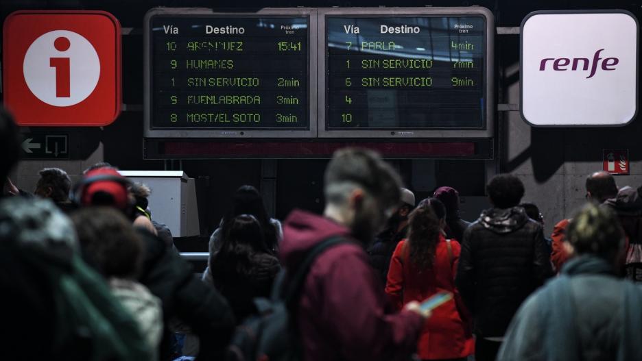 Decenas de personas esperan a que se restablezca el servicio en la estación de Puerta de Atocha-Almudena Grandes.