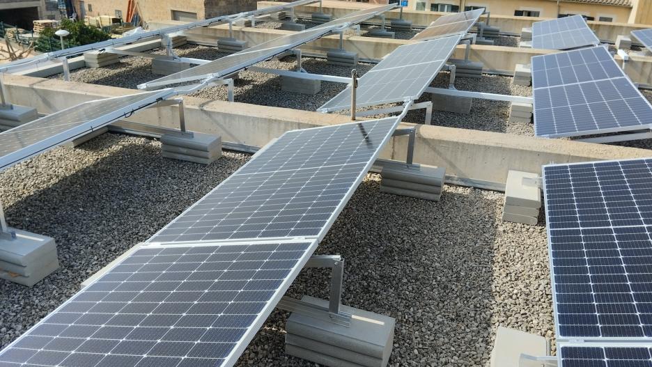 Placas solares en la cubierta de un edificio.
CAIB
(Foto de ARCHIVO)
11/5/2023