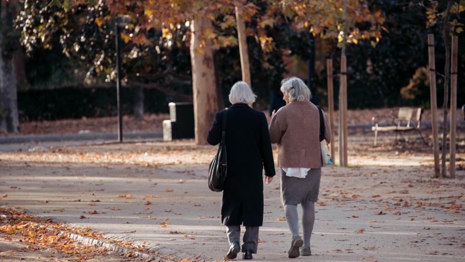 Dos mujeres ancianas caminando por un parque, a 29 de noviembre de 2023, en Madrid (España).