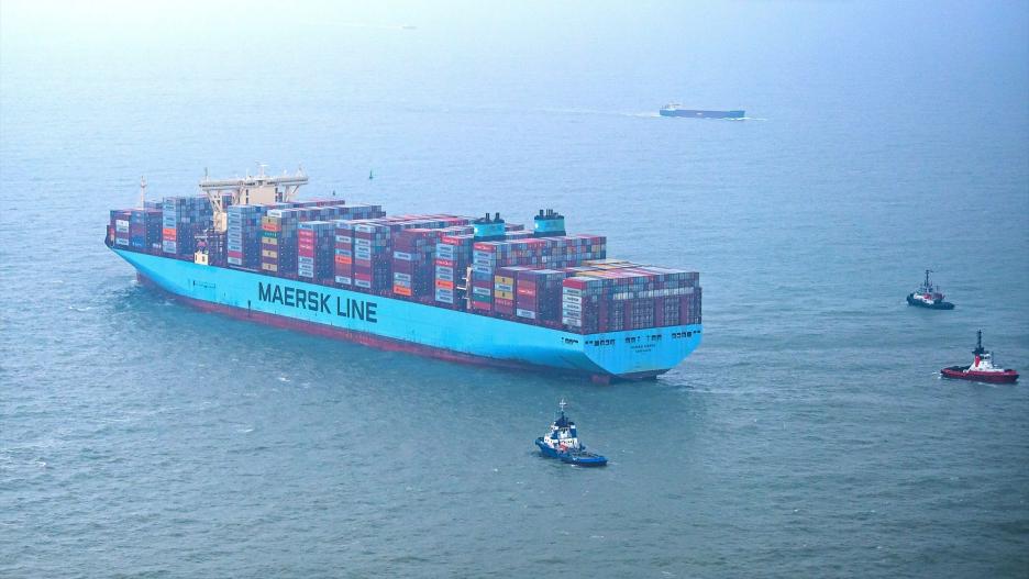 03 February 2022, Lower Saxony, Wangerooge: Tugs sail past the "Mumbai Maersk" container ship in the North Sea. The 400-metre-long ship has run aground off the coast of Germany, the nation's Central Command for Maritime Emergencies said on Thursday. Photo: Sina Schuldt/dpa
(Foto de ARCHIVO)
03/2/2022 ONLY FOR USE IN SPAIN
