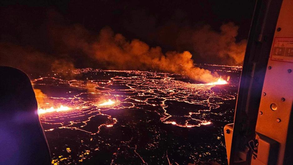 Erupción de un volcán cerca de Grindavik, en Islandia.