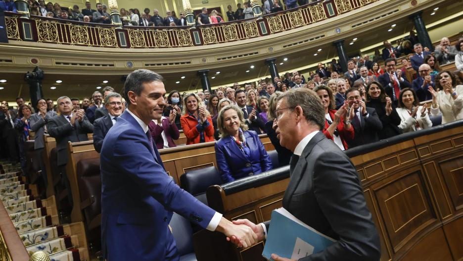 EVE5498. MADRID, 20/12/2023.- El líder del PP, Alberto Núñez Feijóo, felicita a Pedro Sánchez después de que lograse sacar adelante su investidura en primera votación con mayoría absoluta tras conceder una amnistía al 'procés', el 16 de noviembre de 2023. EFE/ Javier Lizón