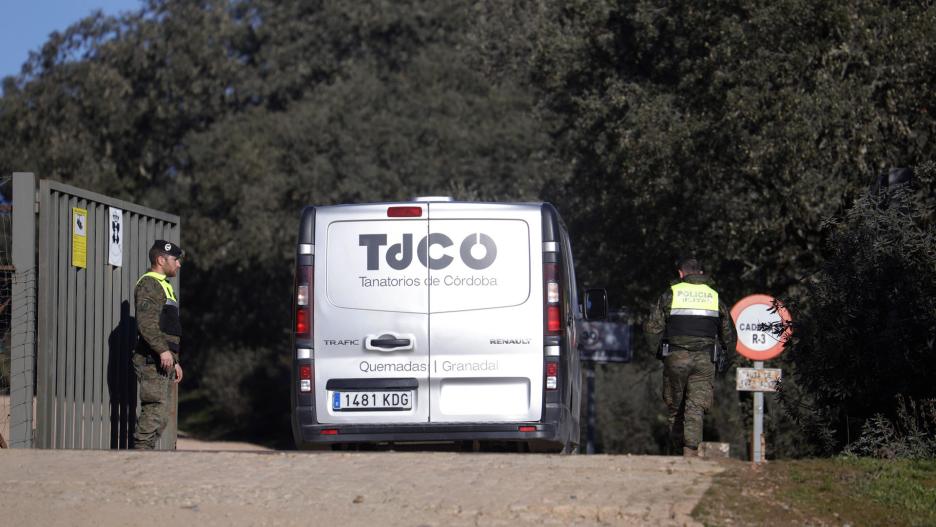 COR01. CÓRDOBA, 21/12/2023.- Un vehículo del tanatorio de Córdoba entra en la base de la Brigada "Guzmán el Bueno" X de Cerro Muriano, tras el hallazgo del cuerpo sin vida de uno de los dos militares desaparecidos durante una maniobras que se estaban llevando a cabo en un embalse de la provincia cordobesa. EFE/Salas