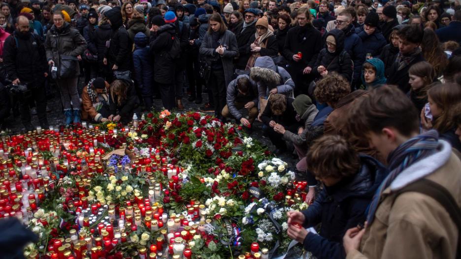 Prague (Czech Republic), 22/12/2023.- People pay their respects following a mass shooting at one building of the Charles University, in front of the university's main building in central Prague, Czech Republic, 22 December 2023. According to the Czech Police President Martin Vondrasek, there are at least 14 people dead and 25 injured after the shooting at the Charles University on 21 December. According to Czech police the perpetrator was a 24 year-old Charles University student, who is also suspected of killing his father. (República Checa, Praga) EFE/EPA/MARTIN DIVISEK