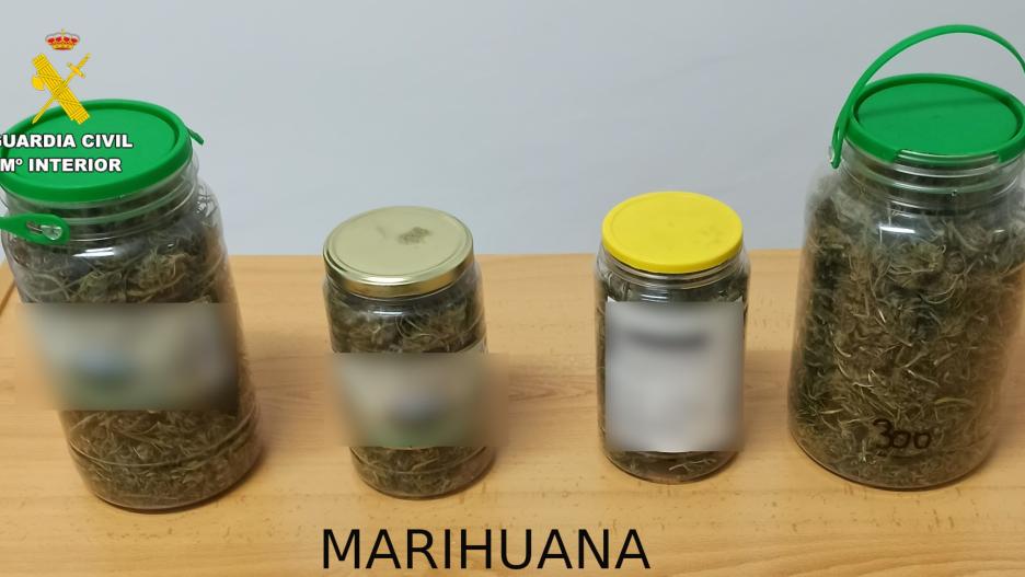 Los 700 gramos de marihuana estaban guardados en 4 frascos.