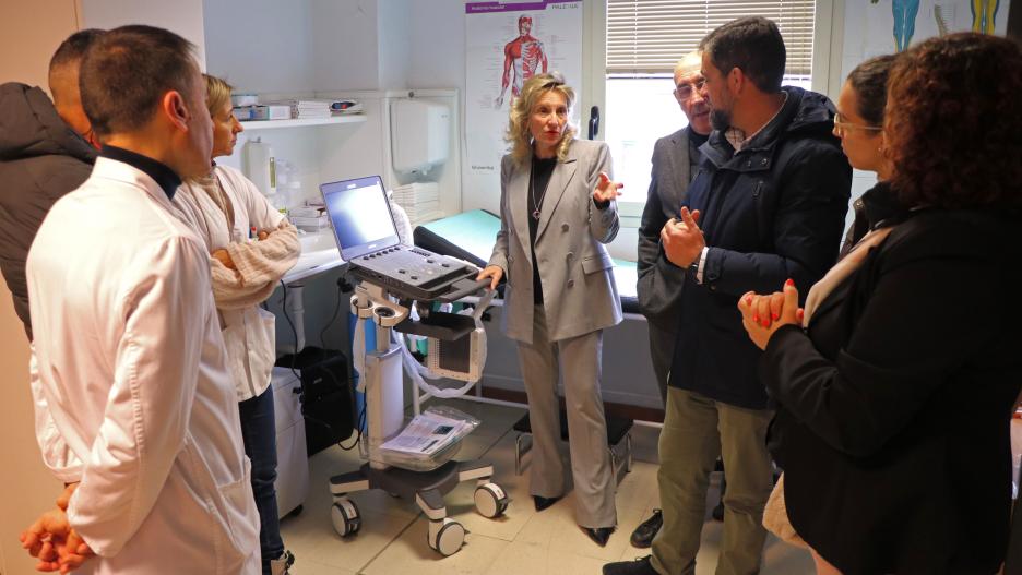 La directora general de Atención Primaria del Ssecam, Ángeles Martín Octavio, ha visitado el centro de salud de Campo de Criptana (Ciudad Real), donde disponen ya de uno de los nuevos ecógrafos.