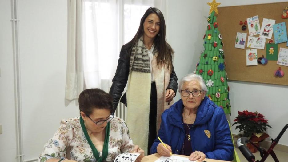 la directora general de Mayores, Alba Rodriguez durante la visita a las dos personas mayores que están participando en el en la residencia ‘Virgen de las Nieves’ de Casasimarro (Cuenca).