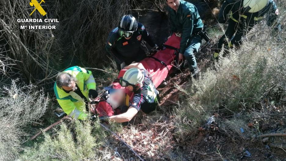 Efectivos de la Guardia Civil de Riópar, en el operativo de rescate de una persona que se precipitó por un barranco en Paterna del Madera