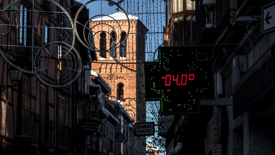 Un termómetro marca -4 grados centígrados en una vía durante la ola de frío en Toledo, Castilla-La Mancha (España), a 13 de enero de 2021. La ola de frío tras la gran nevada provocada por la borrasca ‘Filomena’ sigue dejando temperaturas "extremadamente frías" poco habituales incluso en los días de pleno invierno y esta madrugada la mínima en Toledo ha caído hasta los -11, 3 grados al amanecer. El termómetro no da respiro a Toledo y la capital está registrando temperaturas mínimas históricas desde el lunes.
13 ENERO 2021;OLA DE FRIO;FILOMENA;NIEVE;CASTILLA LA MANCHA
Mario Triviño / Europa Press
(Foto de ARCHIVO)
13/1/2021