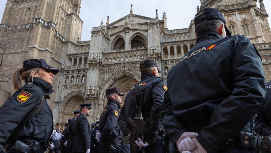 Efectivos de la policía nacional frente a la fachada de la catedral primada de Toledo.