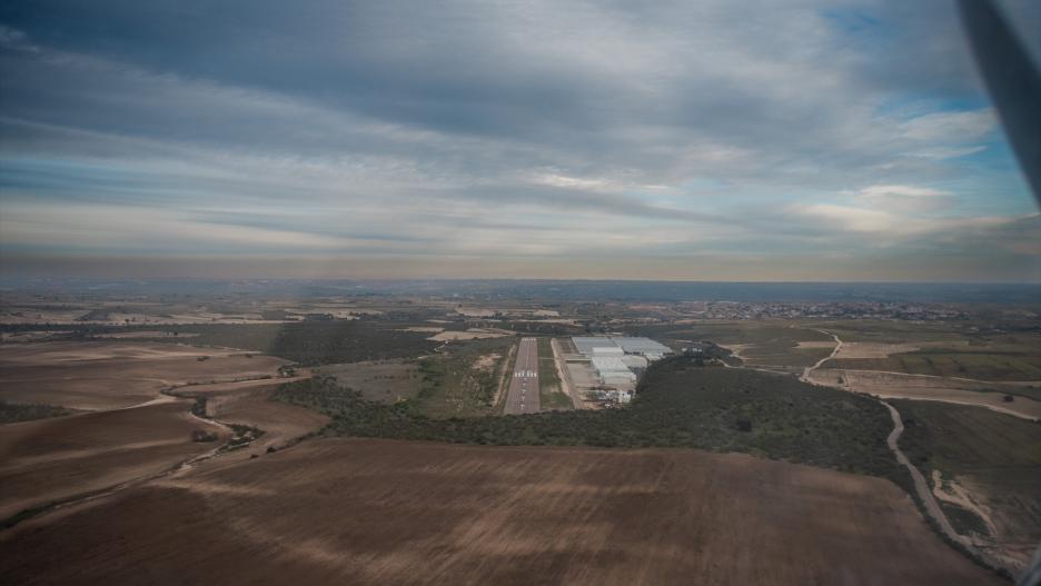 Vista aérea de una de las pistas del aeródromo de Casarrubios, a 8 de enero de 2024, en Casarrubios, Toledo, Castilla La-Mancha (España). El aeródromo de Casarrubios está ubicado en la frontera entre las provincias de Toledo y de Madrid, y podría convertirse en el aeropuerto que complemente al de Madrid-Barajas Adolfo Suárez. El proyecto que representa Casarrubios presenta como armas su ubicación privilegiada, a sólo 30 kilómetros de la capital de España, con acceso a vías de comunicación de alta ocupación, al estar junto a la A-5. El proyecto tiene prevista una pista principal de 3.200 metros de longitud y una secundaria de 1.500 metros. Una vez que se apruebe el plan maestro, el aeropuerto estará operativo en los próximos cuatro años y está previsto que cree unos 63.000 puestos de trabajo entre empleo directo, indirecto e inducidos.
09 ENERO 2024;PATRONALES;EMPRESAS;VIAJES;VUELOS;AVIONES;AEROPUERTO;POTENCIAL
Mateo Lanzuela / Europa Press
08/1/2024