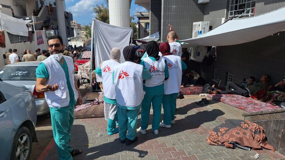 Trabajadores de Médicos Sin Fronteras (MSF) en las afueras del hospital Al Shifa, en la Franja de Gaza.