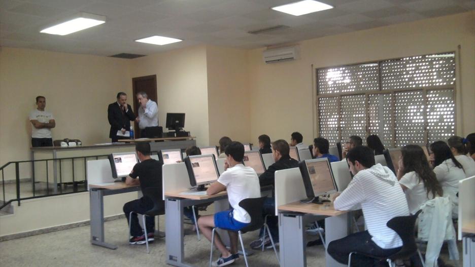 Alumnos realizando el examen teórico de conducir por ordenador, en una imagen de archivo
EUROPA PRESS/SUBDELEGACIÓN DEL GOBIERNO
(Foto de ARCHIVO)
10/9/2013