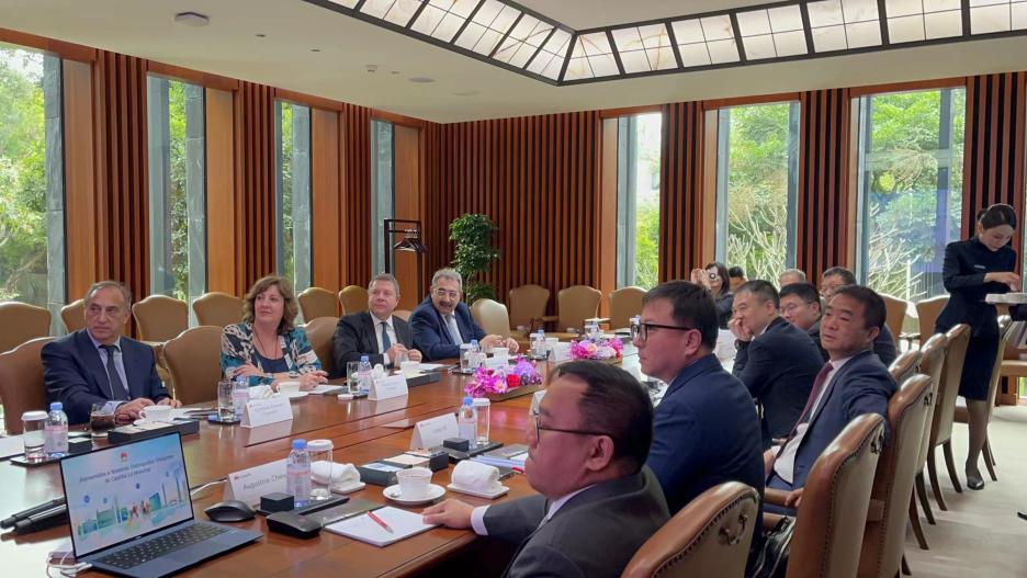 Encuentro del Gobierno regional con directivos de Huawei en China