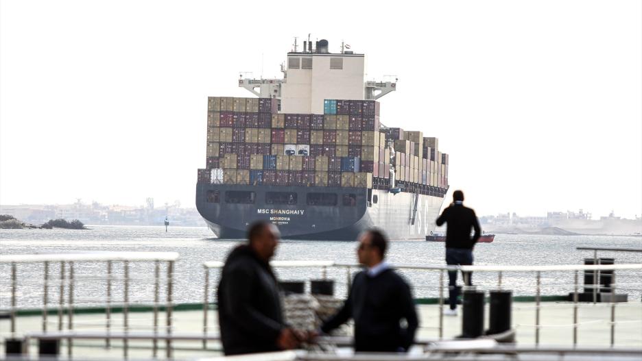 Un buque de carga viaja por el Canal de Suez en la provincia de Ismailia, Egipto, 13 de enero de 2024