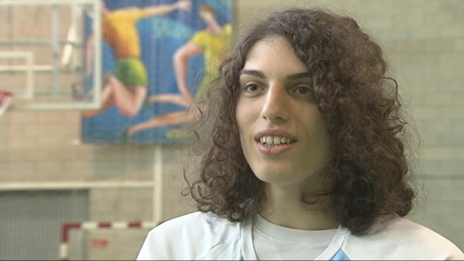 Aura Pacheco, la jugadora de baloncesto a la que no le permiten jugar.