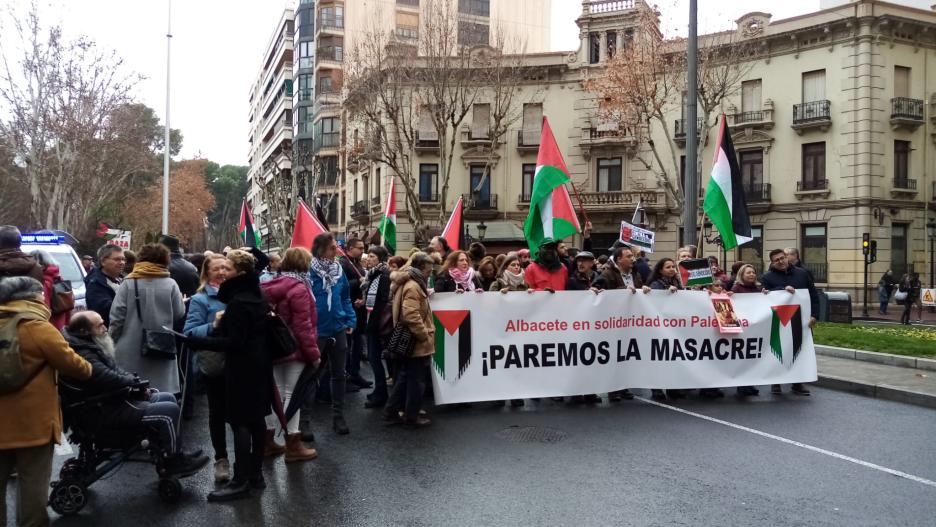 Alrededor de mil personas se manifiestan en Albacete para exigir el fin de la guerra en Palestina.