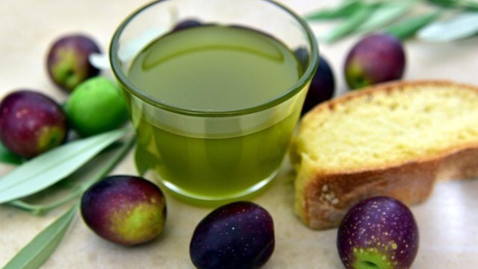 Según este estudio publicado en la prestigiosa revista internacional ‘Immunity, inflammation and disease’. el aceite de oliva permite atenuar y disminuir la duración de los síntomas del COVID