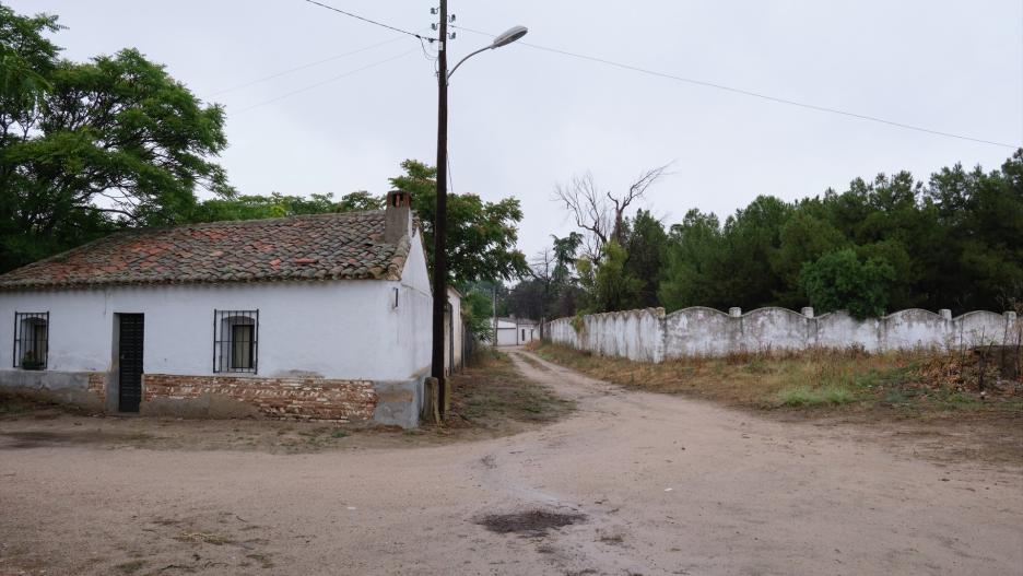 Una calle de Illán de Vacas,  municipio de la comarca de Torrijos con tres habitantes censados según el INE