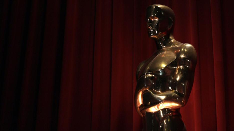 Beverly Hills (United States), 23/01/2024.- An Oscar statue is on display at the 96th Academy Awards nomination ceremony at the Samuel Goldwyn Theater in Beverly Hills, California, USA, 23 January 2024. The 96th annual Academy Awards will take place on 10 March 2024, at the Dolby Theatre in Los Angeles. EFE/EPA/ALLISON DINNER