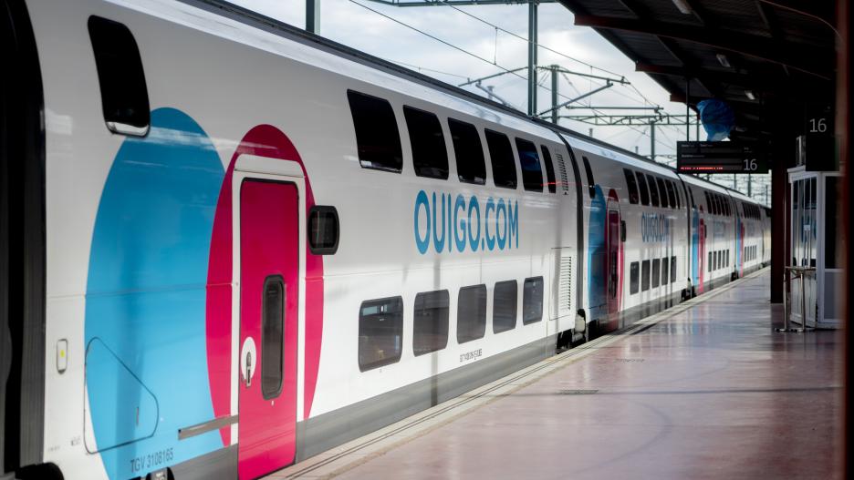 Un tren en el andén durante la inauguración de la línea de Ouigo entre Madrid, Albacete y Alicante, en la Estación de Madrid-Chamartín-Clara Campoamor, a 27 de abril de 2023, en Madrid (España). La operadora francesa de bajo coste Ouigo estrena la línea que une Madrid con Albacete y Alicante, una ruta que ya tiene también Renfe, con el AVE y su "low cost" Avlo, y a la que el próximo 2 de junio se incorporará Iryo, de la italiana Trenitalia. Con dos frecuencias diarias Ouigo calcula que cada semana usarán este servicio con Albacete y Alicante unas 28.000 personas en trenes con 509 plazas repartidas en dos alturas en unidad simple y con 1.018 en unidad múltiple.
27 ABRIL 2023;TRENES;ALTA VELOCIDAD
Alberto Ortega / Europa Press
(Foto de ARCHIVO)
27/4/2023