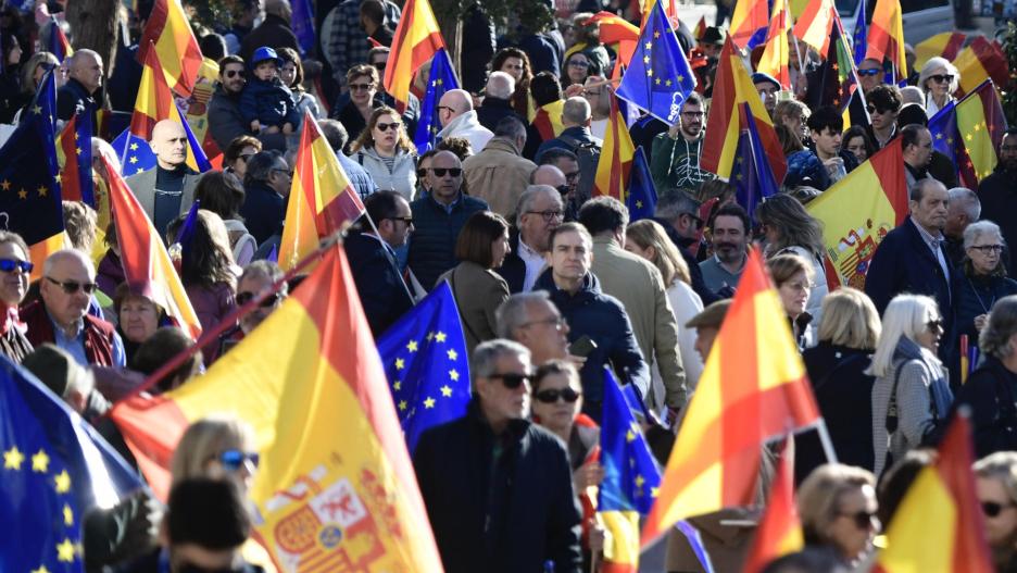 Manifestantes se congregan en la plaza de España donde el Partido Popular ha convocado para este domingo una concentración en contra de la amnistía para los independentistas catalanes, y en "defensa de un país de ciudadanos libres e iguales". EFE/ Victor Lerena