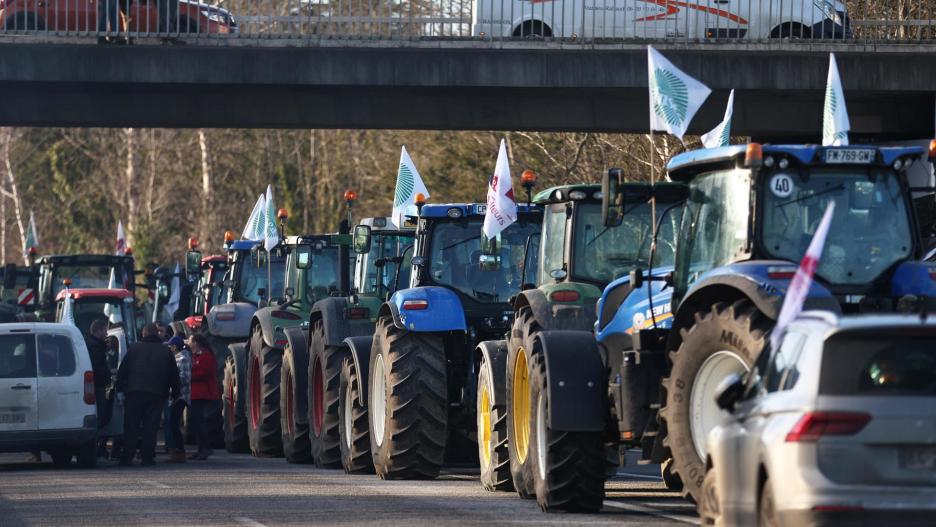 Ableiges (Francia), 25/01/2024.- Docenas de tractores bloquean una carretera cerca de Ableiges, al norte de París, Francia,
