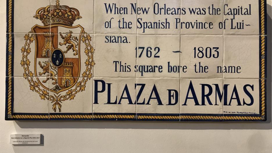Placa de Ruiz de Luna del callejero de Nueva Orleans, donada al Museo de Cerámica Ruiz de Luna