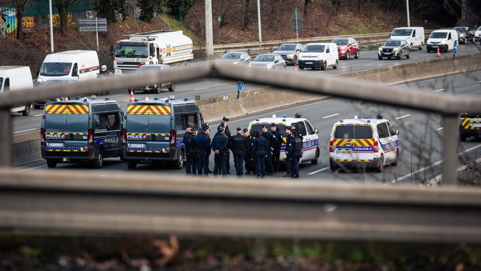 Un escuadrón de policía se encuentra en la autopista A15 durante la huelga de agricultores.