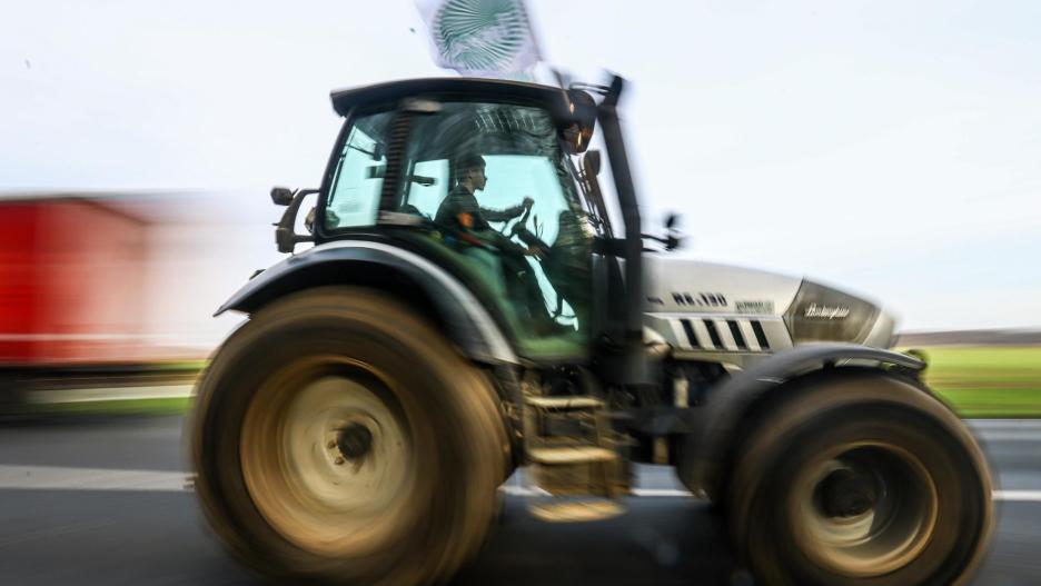 Bornel (France), 29/01/2024.- A tractor drives on the national road D1001 near Bornel, direction Paris, France, 29 January 2024. French farmers continue their protests with road blockades and demonstrations in front of state buildings awaiting a response from the government to their request for 'immediate' aid of several hundred million euros. On 23 January, the EU Agriculture and Fisheries Council highlighted the importance of providing the conditions necessary to enable EU farmers to ensure food security sustainably and profitably, as well as ensuring a fair income for farmers. (Protestas, Francia) EFE/EPA/MOHAMMED BADRA