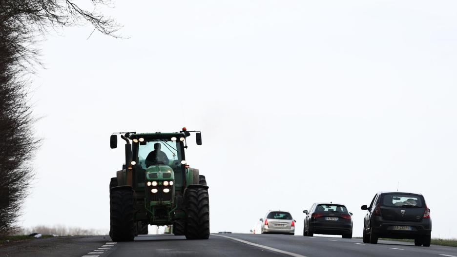 Bornel (France), 29/01/2024.- A tractor leads a convoy on the national road D1001 near of Bornel, direction Paris, France, 29 January 2024. French farmers continue their protests with road blockades and demonstrations in front of state buildings awaiting a response from the government to their request for 'immediate' aid of several hundred million euros. On 23 January, the EU Agriculture and Fisheries Council highlighted the importance of providing the conditions necessary to enable EU farmers to ensure food security sustainably and profitably, as well as ensuring a fair income for farmers. (Protestas, Francia) EFE/EPA/MOHAMMED BADRA
