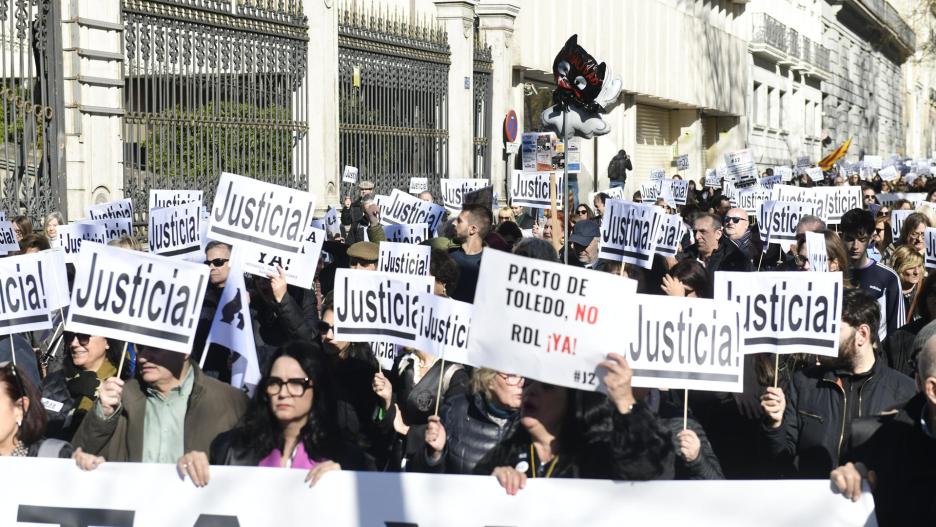 ¡Manifestación convocada por la Asociación Libre de Abogadas y Abogados (ALA), la Asociación Nacional de Afectados por la Mutualidad de la Abogacía y por el Movimiento #J2 en la que abogados y procuradores de toda España demandan una jubilación justa y una dignificación del turno de oficio.