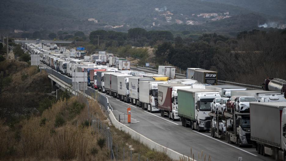 Camiones parados durante el corte de la A-9 francesa por una protesta de agricultores franceses, a 1 de febrero de 2024, en Le Boulou (Francia). Agricultores franceses han cortado hoy a mediodía el tráfico de entrada a Francia por la A-9 en Le Boulou, el último peaje francés antes de la frontera de La Jonquera (Francia). Eso ha provocado una larga cola de camiones procedentes de España porque los tractores les bloquean el paso. El corte afecta a la A-9 (continuación de la AP-7 española) en dirección Francia, por lo que sí pueden pasar los vehículos para entrar en España.
01 FEBRERO 2024;LE BOLOU;FRANCIA;AGRICULTORES;PEJAE FRANCÉS
Lorena Sopêna / Europa Press
01/2/2024